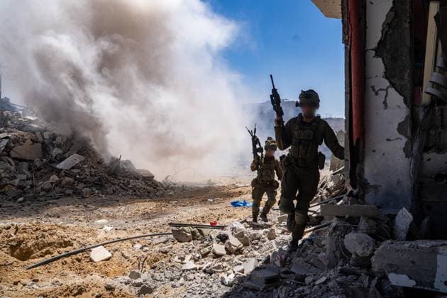 Bilder des Jahres 2025, News 05 Mai News Themen der Woche KW21 News Bilder des Tages (250519) -- GAZA, May 19, 2025 -- The photo released by on May 19, 2025 shows Israeli troops during an operation in the Gaza Strip. Israeli Prime Minister Benjamin Netanyahu said on Monday that Israel will take control of Palestine s entire Gaza Strip, while speaking on recently intensified Israeli military operations. ( Handout via Xinhua) MIDEAST-GAZA-ISRAEL-IDF-TROOPS IsraelxDefensexForces 