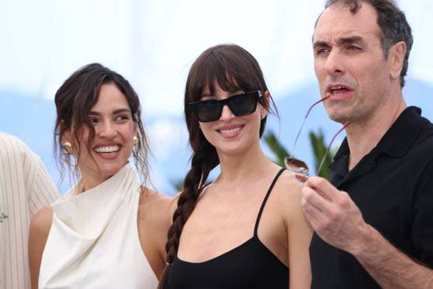 Splitsville Photocall - The 78th Annual Cannes Film Festival Adria Arjona, Dakota Johnson and Michael Angelo Covino attend the Splitsville photocall at the 78th annual Cannes Film Festival at Palais des Festivals on May 19, 2025 in Cannes, France. Photo DGP imageSPACE Cannes Palais des Festivals et des Cong France Copyright: xDGP imageSPACEx