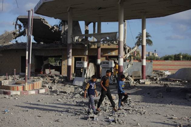 News Themen der Woche KW21 News Bilder des Tages Palestinians inspect the damage, following overnight Israeli strikes on Gas station inhabited by displaced people Palestinians inspect the damage, following overnight Israeli strikes on Gas station inhabited by displaced people, in Nuseirat Refugee camp, central of Gaza Strip, on May 20, 2025. Photo by Moiz Salhi apaimages Nusairat Gaza Strip Palestinian Territory 200525_Nuseirat_MS_00(4) Copyright: xapaimagesxMoizxSalhixx xapaimagesx