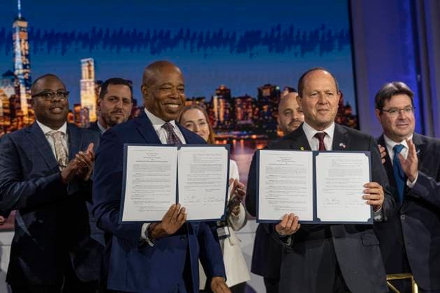Bilder des Jahres 2025, News 05 Mai News Themen der Woche KW21 May 19, 2025, New York, New York, USA: Mayor Eric Adams and Minister of Economy and Industry Nir Barkat pose after signing economic announcement between New York City and Israel during Annual 2025 Jerusalem Post Conference at The Pierre, A Taj Hotel in New York on May 19, 2025 New York USA - ZUMAr339 20250519_znp_r339_082 Copyright: xLevxRadinx