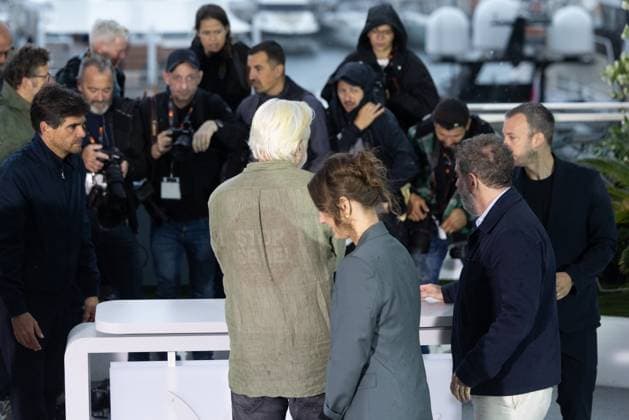 78. Internationalen Filmfestspiele von Cannes 2025 Cannes, Frankreich - 20.5.2024: Julian Assange trägt ein T-Shirt unter Seinem Hemd, auf welchem auf der Rückseite steht - Stop Israel - während des - The Six Billion Dollar Man - Photocalls während der 78. Internationalen Filmfestspiele von Cannes. Die 78. Internationalen Filmfestspiele von Cannes finden vom 13. bis 24. Mai 2025 statt. Provence-Alpes-Cote d Azur