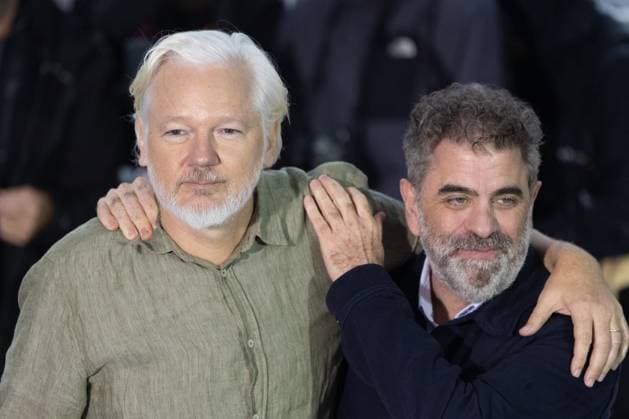 78. Internationalen Filmfestspiele von Cannes 2025 Cannes, Frankreich - 20.5.2024: Eugene Jarecki und Julian Assange während des - The Six Billion Dollar Man - Photocalls während der 78. Internationalen Filmfestspiele von Cannes. Die 78. Internationalen Filmfestspiele von Cannes finden vom 13. bis 24. Mai 2025 statt. Provence-Alpes-Cote d Azur