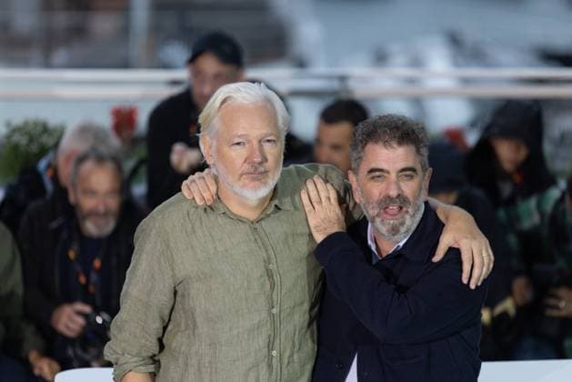 78. Internationalen Filmfestspiele von Cannes 2025 Cannes, Frankreich - 20.5.2024: Eugene Jarecki und Julian Assange während des - The Six Billion Dollar Man - Photocalls während der 78. Internationalen Filmfestspiele von Cannes. Die 78. Internationalen Filmfestspiele von Cannes finden vom 13. bis 24. Mai 2025 statt. Provence-Alpes-Cote d Azur