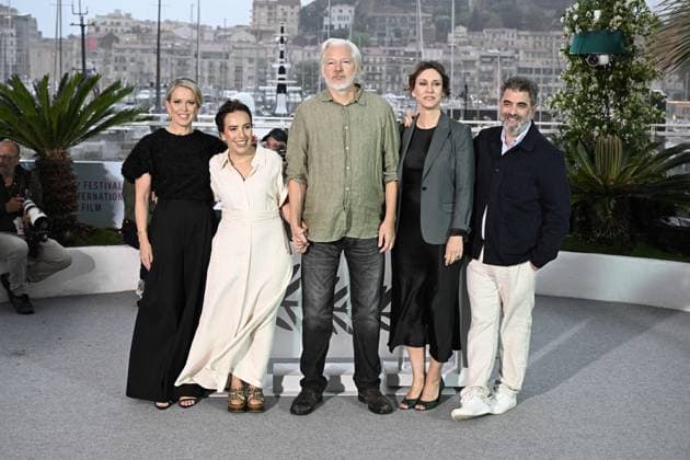 RECORD DATE NOT STATED Cannes - The Six Billion Dollar Man Photocall Jennifer Robinson, Stella Assange, Julian Assange, Kathleen Fournier and Eugene Jarecki pose during the The Six Billion Dollar Man photocall at the 78th annual Cannes Film Festival at Palais des Festivals on May 20, 2025 in Cannes, France. Photo by David Niviere ABACAPRESS.COM Cannes France  Copyright: xNivierexDavid ABACAPRESS.COMx