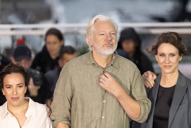 78. Internationalen Filmfestspiele von Cannes 2025 Cannes, Frankreich - 20.5.2024: Stella Assange, Julian Assange, Kathleen Fournier während des - The Six Billion Dollar Man - Photocalls während der 78. Internationalen Filmfestspiele von Cannes. Die 78. Internationalen Filmfestspiele von Cannes finden vom 13. bis 24. Mai 2025 statt. Provence-Alpes-Cote d Azur