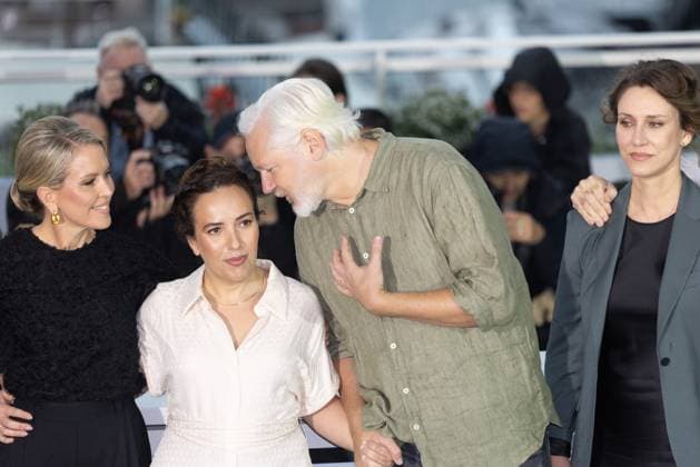 78. Internationalen Filmfestspiele von Cannes 2025 Cannes, Frankreich - 20.5.2024: Jennifer Robinson, Stella Assange, Julian Assange, Kathleen Fournier während des - The Six Billion Dollar Man - Photocalls während der 78. Internationalen Filmfestspiele von Cannes. Die 78. Internationalen Filmfestspiele von Cannes finden vom 13. bis 24. Mai 2025 statt. Provence-Alpes-Cote d Azur