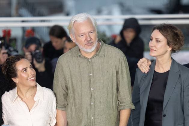 78. Internationalen Filmfestspiele von Cannes 2025 Cannes, Frankreich - 20.5.2024: Stella Assange, Julian Assange, Kathleen Fournier während des - The Six Billion Dollar Man - Photocalls während der 78. Internationalen Filmfestspiele von Cannes. Die 78. Internationalen Filmfestspiele von Cannes finden vom 13. bis 24. Mai 2025 statt. Provence-Alpes-Cote d Azur