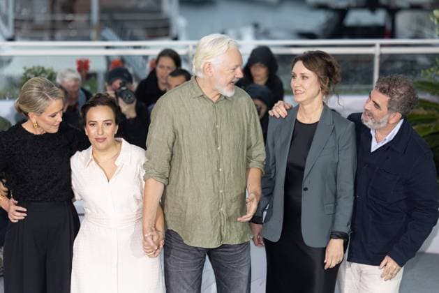 78. Internationalen Filmfestspiele von Cannes 2025 Cannes, Frankreich - 20.5.2024: Jennifer Robinson, Stella Assange, Julian Assange, Kathleen Fournier und Eugene Jarecki während des - The Six Billion Dollar Man - Photocalls während der 78. Internationalen Filmfestspiele von Cannes. Die 78. Internationalen Filmfestspiele von Cannes finden vom 13. bis 24. Mai 2025 statt. Provence-Alpes-Cote d Azur