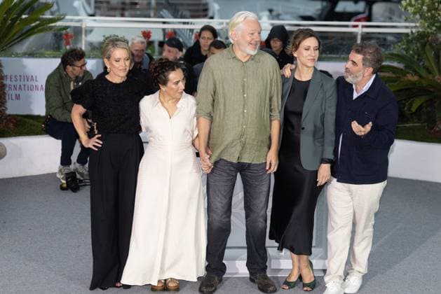 78. Internationalen Filmfestspiele von Cannes 2025 Cannes, Frankreich - 20.5.2024: Jennifer Robinson, Stella Assange, Julian Assange, Kathleen Fournier und Eugene Jarecki während des - The Six Billion Dollar Man - Photocalls während der 78. Internationalen Filmfestspiele von Cannes. Die 78. Internationalen Filmfestspiele von Cannes finden vom 13. bis 24. Mai 2025 statt. Provence-Alpes-Cote d Azur
