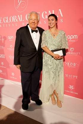 Massimo Gargia mit Gast bei der Global Gift Gala 2025 auf dem Festival de Cannes 2025 78. Internationale Filmfestspiele von Cannes im La MÃ me Plage. Cannes, 19.05.2025 Foto:xD.xBedrosianx xFuturexImagex gift_5566