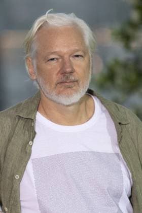 78. Internationalen Filmfestspiele von Cannes 2025 Cannes, Frankreich - 20.5.2024: Julian Assange trägt ein T-Shirt unter seinem Hemd, auf welchem auf der Vorderseite Namen stehen von Menschen, die in Gaza getötet worden sind sowie auf der Rückseite - Stop Israel - während des - The Six Billion Dollar Man - Photocalls während der 78. Internationalen Filmfestspiele von Cannes. Die 78. Internationalen Filmfestspiele von Cannes finden vom 13. bis 24. Mai 2025 statt. Provence-Alpes-Cote d Azur