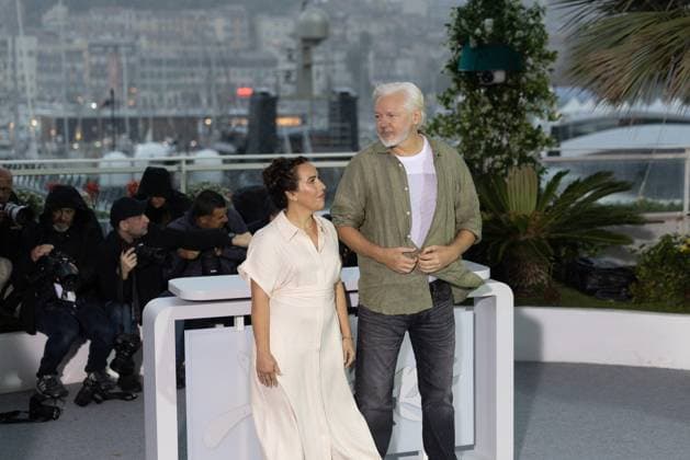 78. Internationalen Filmfestspiele von Cannes 2025 Cannes, Frankreich - 20.5.2024: Stella Assange steht nebenJulian Assange, welcher ein T-Shirt unter seinem Hemd trägt, auf welchem auf der Vorderseite Namen stehen von Menschen, die in Gaza getötet worden sind sowie auf der Rückseite - Stop Israel - während des - The Six Billion Dollar Man - Photocalls während der 78. Internationalen Filmfestspiele von Cannes. Die 78. Internationalen Filmfestspiele von Cannes finden vom 13. bis 24. Mai 2025 statt. Provence-Alpes-Cote d Azur