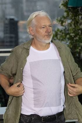 78. Internationalen Filmfestspiele von Cannes 2025 Cannes, Frankreich - 20.5.2024: Stella Assange steht nebenJulian Assange, welcher ein T-Shirt unter seinem Hemd trägt, auf welchem auf der Vorderseite Namen stehen von Menschen, die in Gaza getötet worden sind sowie auf der Rückseite - Stop Israel - während des - The Six Billion Dollar Man - Photocalls während der 78. Internationalen Filmfestspiele von Cannes. Die 78. Internationalen Filmfestspiele von Cannes finden vom 13. bis 24. Mai 2025 statt. Provence-Alpes-Cote d Azur