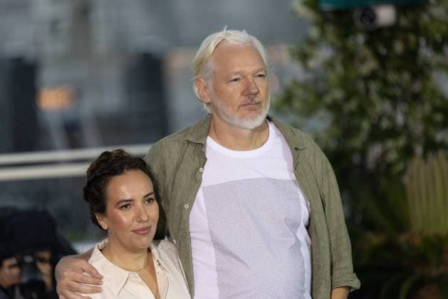 78. Internationalen Filmfestspiele von Cannes 2025 Cannes, Frankreich - 20.5.2024: Stella Assange steht nebenJulian Assange, welcher ein T-Shirt unter seinem Hemd trägt, auf welchem auf der Vorderseite Namen stehen von Menschen, die in Gaza getötet worden sind sowie auf der Rückseite - Stop Israel - während des - The Six Billion Dollar Man - Photocalls während der 78. Internationalen Filmfestspiele von Cannes. Die 78. Internationalen Filmfestspiele von Cannes finden vom 13. bis 24. Mai 2025 statt. Provence-Alpes-Cote d Azur