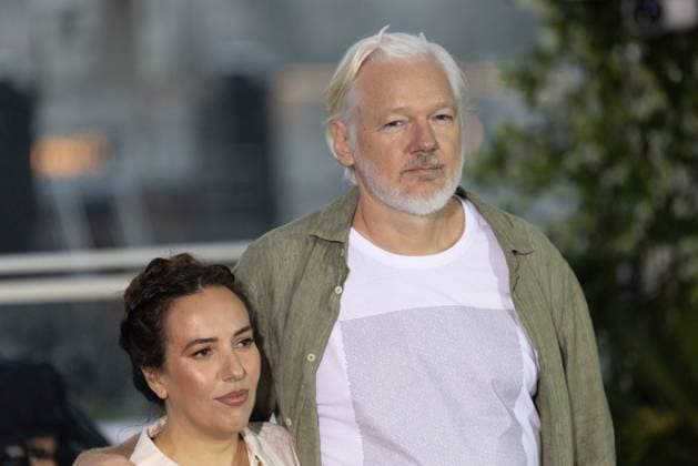 78. Internationalen Filmfestspiele von Cannes 2025 Cannes, Frankreich - 20.5.2024: Stella Assange steht nebenJulian Assange, welcher ein T-Shirt unter seinem Hemd trägt, auf welchem auf der Vorderseite Namen stehen von Menschen, die in Gaza getötet worden sind sowie auf der Rückseite - Stop Israel - während des - The Six Billion Dollar Man - Photocalls während der 78. Internationalen Filmfestspiele von Cannes. Die 78. Internationalen Filmfestspiele von Cannes finden vom 13. bis 24. Mai 2025 statt. Provence-Alpes-Cote d Azur