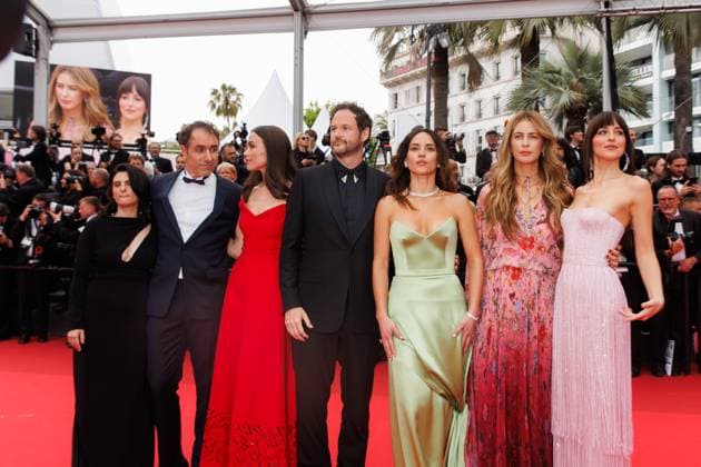 Festival de Cannes Premiere Highest 2 Lowest Michael Angelo Covino, Emily Korteweg, Kyle Marvin, Adria Arjona, Ro Donnelly and Dakota Johnson at the premiere of the film Highest 2 Lowest during the 78 Cannes Film Festival at the Palais de Festival on 19 05 2025 Copyright: xEventpressxKochanx