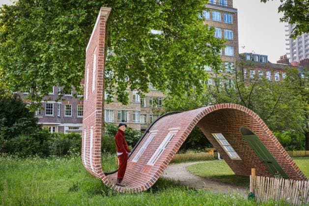 Bilder des Jahres 2025, Entertainment 05 Mai Entertainment Themen der Woche KW21 News Bilder des Tages Clerkenwell Design Week photocall, London, UK London, UK. 20th May, 2025. A major new public artwork by Alex Chinneck, commissioned by the festival. Entitled ˜A Week At The Knees™, the 5m tall sculpture, a life-sized brick house facade, champions British manufacturing. Clerkenwell Design Week returns to London™s EC1 from 20 22 May 2025, marking its largest and most dynamic edition to date., Credit:Imageplotter Avalon  Copyright: xImageplotterx xAvalonx 1001304813