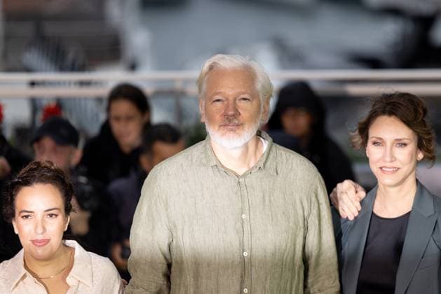 78. Internationalen Filmfestspiele von Cannes 2025 Cannes, Frankreich - 20.5.2024: Stella Assange, Julian Assange, Kathleen Fournier während des - The Six Billion Dollar Man - Photocalls während der 78. Internationalen Filmfestspiele von Cannes. Die 78. Internationalen Filmfestspiele von Cannes finden vom 13. bis 24. Mai 2025 statt. Provence-Alpes-Cote d Azur