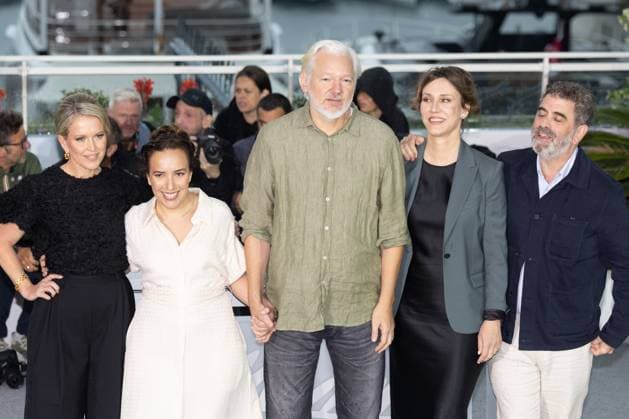 78. Internationalen Filmfestspiele von Cannes 2025 Cannes, Frankreich - 20.5.2024: Jennifer Robinson, Stella Assange, Julian Assange, Kathleen Fournier und Eugene Jarecki während des - The Six Billion Dollar Man - Photocalls während der 78. Internationalen Filmfestspiele von Cannes. Die 78. Internationalen Filmfestspiele von Cannes finden vom 13. bis 24. Mai 2025 statt. Provence-Alpes-Cote d Azur