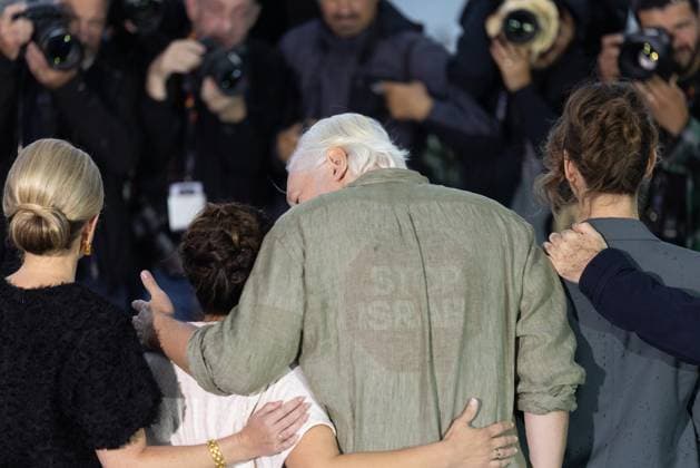 78. Internationalen Filmfestspiele von Cannes 2025 Cannes, Frankreich - 20.5.2024: Julian Assange trägt ein T-Shirt unter seinem Hemd, auf welchem auf der Vorderseite Namen stehen von Menschen, die in Gaza getötet worden sind sowie auf der Rückseite - Stop Israel - während des - The Six Billion Dollar Man - Photocalls während der 78. Internationalen Filmfestspiele von Cannes. Die 78. Internationalen Filmfestspiele von Cannes finden vom 13. bis 24. Mai 2025 statt. Provence-Alpes-Cote d Azur