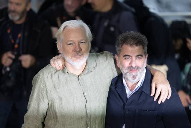 78. Internationalen Filmfestspiele von Cannes 2025 Cannes, Frankreich - 20.5.2024: Julian Assange und Eugene Jarecki während des - The Six Billion Dollar Man - Photocalls während der 78. Internationalen Filmfestspiele von Cannes. Die 78. Internationalen Filmfestspiele von Cannes finden vom 13. bis 24. Mai 2025 statt. Provence-Alpes-Cote d Azur