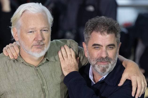 78. Internationalen Filmfestspiele von Cannes 2025 Cannes, Frankreich - 20.5.2024: Julian Assange und Eugene Jarecki während des - The Six Billion Dollar Man - Photocalls während der 78. Internationalen Filmfestspiele von Cannes. Die 78. Internationalen Filmfestspiele von Cannes finden vom 13. bis 24. Mai 2025 statt. Provence-Alpes-Cote d Azur