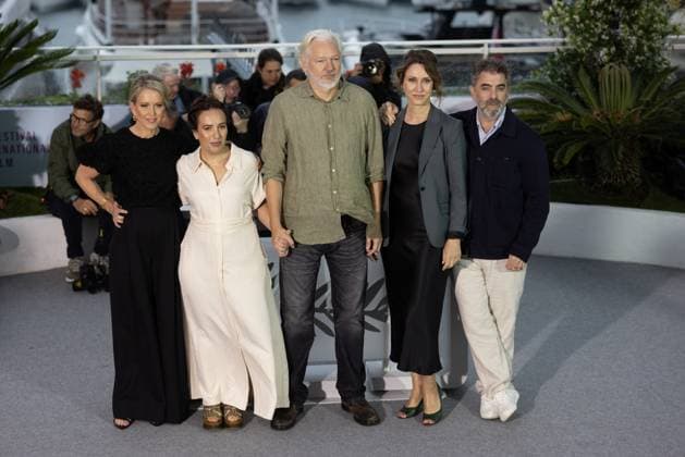 78. Internationalen Filmfestspiele von Cannes 2025 Cannes, Frankreich - 20.5.2024: Jennifer Robinson, Stella Assange, Julian Assange, Kathleen Fournier und Eugene Jarecki während des - The Six Billion Dollar Man - Photocalls während der 78. Internationalen Filmfestspiele von Cannes. Die 78. Internationalen Filmfestspiele von Cannes finden vom 13. bis 24. Mai 2025 statt. Provence-Alpes-Cote d Azur