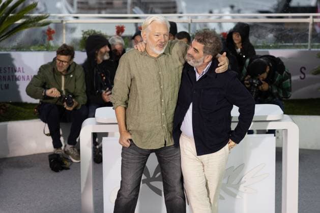 78. Internationalen Filmfestspiele von Cannes 2025 Cannes, Frankreich - 20.5.2024: Julian Assange und Eugene Jarecki während des - The Six Billion Dollar Man - Photocalls während der 78. Internationalen Filmfestspiele von Cannes. Die 78. Internationalen Filmfestspiele von Cannes finden vom 13. bis 24. Mai 2025 statt. Provence-Alpes-Cote d Azur