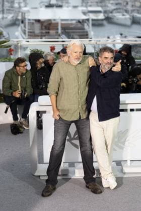 78. Internationalen Filmfestspiele von Cannes 2025 Cannes, Frankreich - 20.5.2024: Julian Assange und Eugene Jarecki während des - The Six Billion Dollar Man - Photocalls während der 78. Internationalen Filmfestspiele von Cannes. Die 78. Internationalen Filmfestspiele von Cannes finden vom 13. bis 24. Mai 2025 statt. Provence-Alpes-Cote d Azur