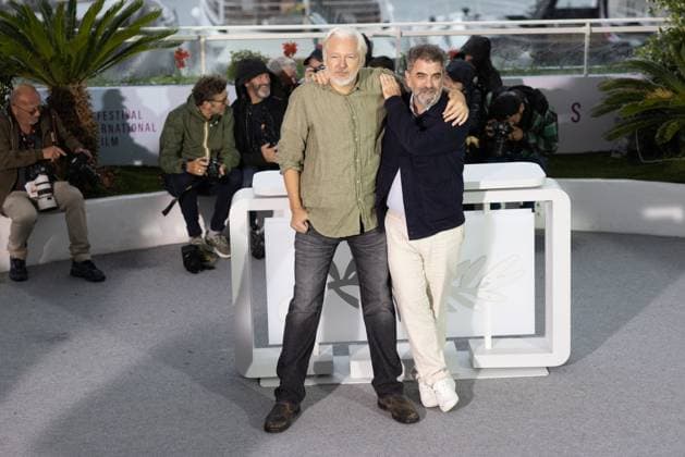 78. Internationalen Filmfestspiele von Cannes 2025 Cannes, Frankreich - 20.5.2024: Julian Assange und Eugene Jarecki während des - The Six Billion Dollar Man - Photocalls während der 78. Internationalen Filmfestspiele von Cannes. Die 78. Internationalen Filmfestspiele von Cannes finden vom 13. bis 24. Mai 2025 statt. Provence-Alpes-Cote d Azur