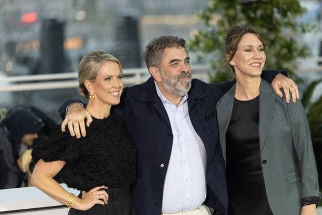 78. Internationalen Filmfestspiele von Cannes 2025 Cannes, Frankreich - 20.5.2024: Jennifer Robinson, Kathleen Fournier and Eugene Jarecki während des - The Six Billion Dollar Man - Photocalls während der 78. Internationalen Filmfestspiele von Cannes. Die 78. Internationalen Filmfestspiele von Cannes finden vom 13. bis 24. Mai 2025 statt. Provence-Alpes-Cote d Azur