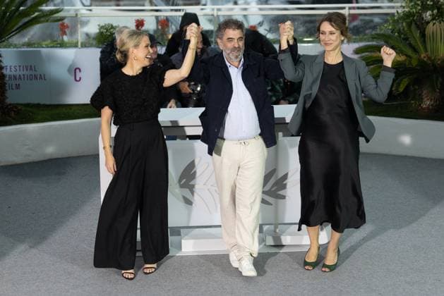 78. Internationalen Filmfestspiele von Cannes 2025 Cannes, Frankreich - 20.5.2024: Jennifer Robinson, Kathleen Fournier and Eugene Jarecki während des - The Six Billion Dollar Man - Photocalls während der 78. Internationalen Filmfestspiele von Cannes. Die 78. Internationalen Filmfestspiele von Cannes finden vom 13. bis 24. Mai 2025 statt. Provence-Alpes-Cote d Azur