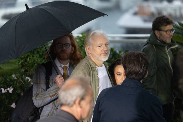 78. Internationalen Filmfestspiele von Cannes 2025 Cannes, Frankreich - 20.5.2024: Julian Assange trägt ein T-Shirt unter seinem Hemd, auf welchem auf der Vorderseite Namen stehen von Menschen, die in Gaza getötet worden sind sowie auf der Rückseite - Stop Israel - während des - The Six Billion Dollar Man - Photocalls während der 78. Internationalen Filmfestspiele von Cannes. Die 78. Internationalen Filmfestspiele von Cannes finden vom 13. bis 24. Mai 2025 statt. Provence-Alpes-Cote d Azur