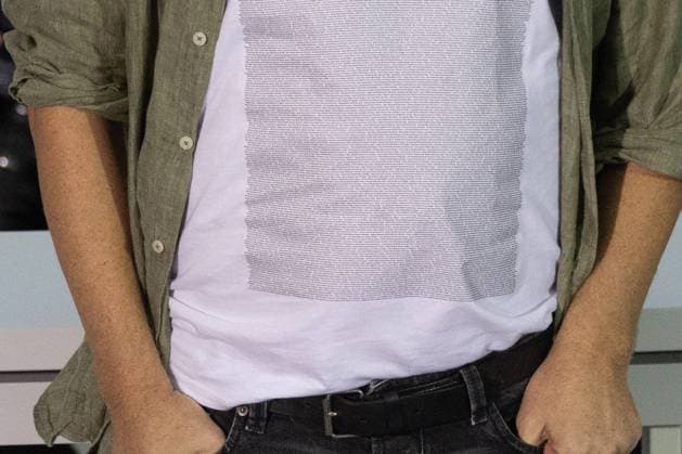 78. Internationalen Filmfestspiele von Cannes 2025 Cannes, Frankreich - 20.5.2024: Julian Assange trägt ein T-Shirt unter seinem Hemd, auf welchem auf der Vorderseite Namen stehen von Menschen, die in Gaza getötet worden sind sowie auf der Rückseite - Stop Israel - während des - The Six Billion Dollar Man - Photocalls während der 78. Internationalen Filmfestspiele von Cannes. Die 78. Internationalen Filmfestspiele von Cannes finden vom 13. bis 24. Mai 2025 statt. Provence-Alpes-Cote d Azur