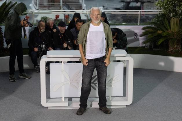 78. Internationalen Filmfestspiele von Cannes 2025 Cannes, Frankreich - 20.5.2024: Julian Assange trägt ein T-Shirt unter seinem Hemd, auf welchem auf der Vorderseite Namen stehen von Menschen, die in Gaza getötet worden sind sowie auf der Rückseite - Stop Israel - während des - The Six Billion Dollar Man - Photocalls während der 78. Internationalen Filmfestspiele von Cannes. Die 78. Internationalen Filmfestspiele von Cannes finden vom 13. bis 24. Mai 2025 statt. Provence-Alpes-Cote d Azur