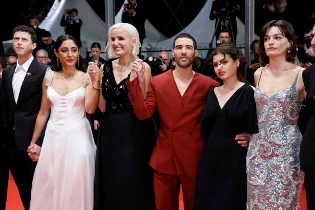 Finnegan Oldfield, Golshifteh Farahani, Julia Ducournau, Tahar Rahim, Melissa Boros and Emma Mackey at the premiere of the feature film Alpha at the Festival de Cannes 2025 78 Cannes International Film Festival at the Palais des Festivals Cannes, 19 05 2025 Foto:xD.xBedrosianx xFuturexImagex alpha_5542