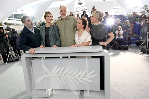 78eme Festival International du Film de Cannes Photocall du film The Six billion Dollarm man 78th International Cannes Film Festival Photocall with cast of documentary The Six billion Dollarm man 444740 2025 05 20 France Assange, Julian Jarecki, Eugene Fournier, Kathleen Robinson, Jennifer  Copyright: xSergexArnalx xStarfacex STAR_444740_023