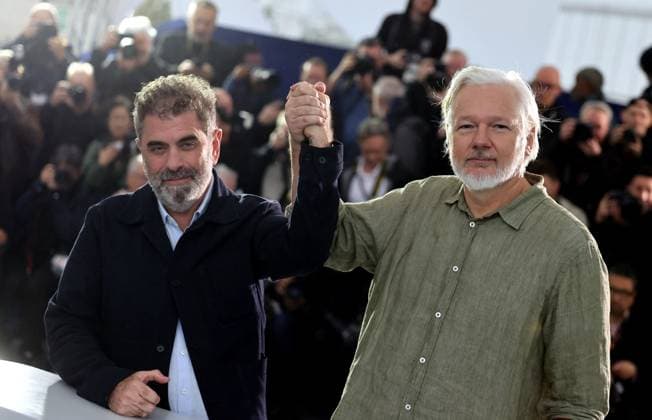 Photocall for the film The Six Billion Dollar Man during the 78th Cannes International Film Festival Julian Assange, Eugene Jarecki Photocall for the film The Six Billion Dollar Man during the 78th Cannes International Film Festival on May 20, 2025 Jacovides Moreau Bestimage Photocall for the film The Six Billion Dollar Man during the 78th Cannes International Film Festival on May 20, 2025 Cannes France  Copyright: xJACOVIDES-MOREAUx xBESTIMAGExJACOVIDES-MOREAUx xBESTIMAGEx