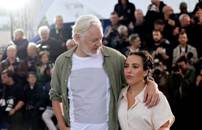 Photocall for the film The Six Billion Dollar Man during the 78th Cannes International Film Festival Julian Assange and his wife Stella Photocall for the film The Six Billion Dollar Man during the 78th Cannes International Film Festival on May 20, 2025 Jacovides Moreau Bestimage Photocall for the film The Six Billion Dollar Man during the 78th Cannes International Film Festival on May 20, 2025 Cannes France  Copyright: xJACOVIDES-MOREAUx xBESTIMAGExJACOVIDES-MOREAUx xBESTIMAGEx