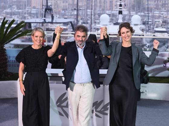 Cannes, Italy: Cannes, 78th Cannes Film Festival 2025 - day 7 - photocall of the film The Six Billion Dollar Man In the photo: Jennifer Robinson, Eugene Jarecki, Kathleen Fournier Cannes Italy  - ZUMAp169 20250520_zea_p169_154 Copyright: xAlbertoxTerenghix