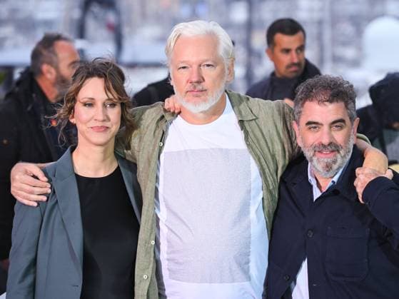 Cannes, Italy: Cannes, 78th Cannes Film Festival 2025 - day 7 - photocall of the film The Six Billion Dollar Man In the photo: Kathleen Fournier, Julian Assange , Eugene Jarecki Cannes Italy  - ZUMAp169 20250520_zea_p169_169 Copyright: xAlbertoxTerenghix