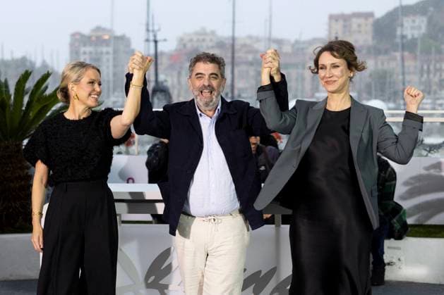 Photocall du film The Six Billion Dollar Man lors du 78ème Festival International du Film de Cannes Jennifer Robinson, Eugene Jarecki, Kathleen Fournier Photocall du film The Six Billion Dollar Man lors du 78ème Festival International du Film de Cannes le 20 mai, 2025 Jacovides Moreau Bestimage Photocall for the film The Six Billion Dollar Man during the 78th Cannes International Film Festival on May 20, 2025 Cannes France  Copyright: xJACOVIDES-MOREAUx xBESTIMAGExJACOVIDES-MOREAUx xBESTIMAGEx