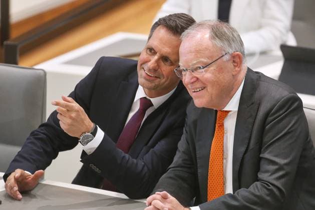 News Themen der Woche KW21 News Bilder des Tages Hannover, Niedersachsen, Deutschland, 20.05.2025: Niedersächsischer Landtag: Wahl des Ministerpräsidenten: Olaf Lies und Stephan Weil, beide SPD *** Hanover, Lower Saxony, Germany, 20 05 2025 Lower Saxony State Parliament Election of Minister President Olaf Lies and Stephan Weil, both SPD Copyright: xdtsxNachrichtenagenturx dts_67895