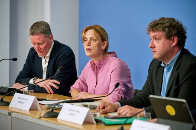 News Themen der Woche KW21 News Bilder des Tages Pressekonferenz Sexualisierte Gewalt und politischer Extremismus: Hohes Gefaehrdungspotenzial fuer Kinder und Jugendliche im Netz zum Jahresbericht von jugendschutz.net am 20.05.2025 in Berlin (Foto vom 20.05.2025: Die Bundesministerin fuer Bildung, Familie, Senioren, Frauen und Jugend, Karin Prien (CDU, Mitte im Bild); Stefan Glaser, Leiter des gemeinsamen Kompetenzzentrum von Bund, Laendern und Landesmedienanstalten fuer den Jugendschutz im Internet (jugendschutz.net, links im Bild); Janosch Littig, Staatssekretaer im Ministerium fuer Familie, Frauen, Kultur und Integration des Landes Rheinland-Pfalz (rechts im Bild) und Marc Jan Eumann, Direktor der Medienanstalt Rheinland-Pfalz, Vorsitzender der Kommission für Jugendmedienschutz (KJM Copyright: epd-bild ChristianxDitsch D25D0520JugendschutzInternet122637