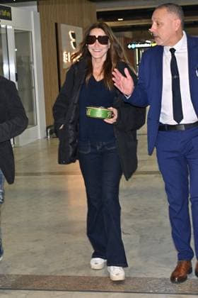 Cannes Carla Bruni Sarkozy At Nice Airport JR Carla Bruni Sarkozy arriving at Nice airport ahead 78th Cannes Film Festival in Nice, France on May, 20, 2025. Photo by Julien Reynaud APS-Medias ABACAPRESS.COM Nice France  Copyright: xReynaudxJulien APS-Medias ABACAx