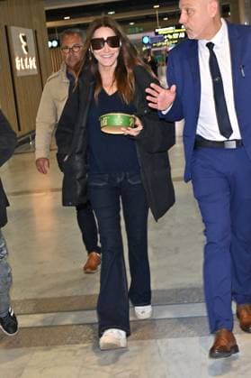 Cannes Carla Bruni Sarkozy At Nice Airport JR Carla Bruni Sarkozy arriving at Nice airport ahead 78th Cannes Film Festival in Nice, France on May, 20, 2025. Photo by Julien Reynaud APS-Medias ABACAPRESS.COM Nice France  Copyright: xReynaudxJulien APS-Medias ABACAx