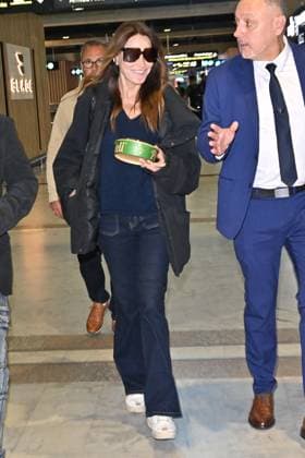 Cannes Carla Bruni Sarkozy At Nice Airport JR Carla Bruni Sarkozy arriving at Nice airport ahead 78th Cannes Film Festival in Nice, France on May, 20, 2025. Photo by Julien Reynaud APS-Medias ABACAPRESS.COM Nice France  Copyright: xReynaudxJulien APS-Medias ABACAx