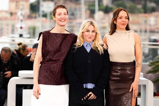 78eme Festival International du Film de Cannes Photocall du film Love me tender 78th International Cannes Film Festival Photocall with cast of Love me tender movie 444761 2025 05 20 Cannes France Krieps, Vicky Cazenave Cambet, Anna Chokri, Monia  Copyright: xIvankaxVoisinx xStarfacex STAR_444761_003