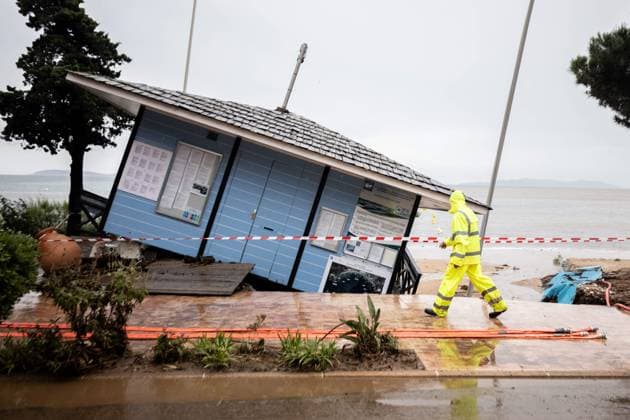 Bilder des Jahres 2025, News 05 Mai News Themen der Woche KW21 News Bilder des Tages Inondations Cavaliere, coulee de boue PHOTOPQR NICE MATIN Camille Dodet 20 05 2025 Photo PQR Camille Dodet Nice Matin Le 20 05 2025 Cavaliere Var Search for victims at sea Inondations Cavaliere coulee de boue dans le village un pont menace de seffondrer Les At least three people lost their lives in the bad weather this Tuesday morning, two in Le Lavandou and one in Vidauban, and two people are missing Here Cavalière France  Copyright: xPHOTOPQR NICExMATIN MAXPPPxCamillexDodetx 20250520NIM1102 20250520NIM1102