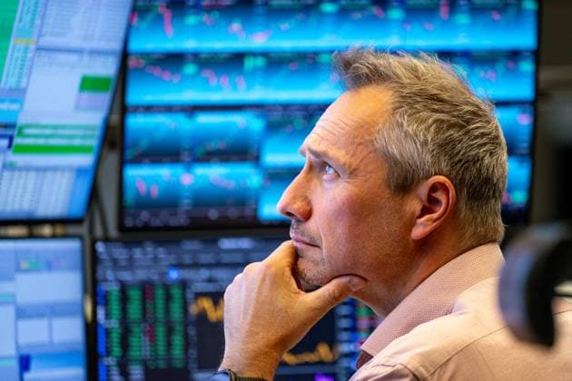 News Themen der Woche KW21 News Bilder des Tages Frankfurt am Main Frankfurter Börse - DAX erreicht neues Allzeithoch Aktienhändler auf dem Börsenparkett in Frankfurt. Erstmals in seiner Geschichte kletterte der DAX über die Marke von 24.000 Punkten. *** Frankfurt am Main Frankfurt Stock Exchange DAX reaches new all-time high Share traders on the trading floor in Frankfurt For the first time in its history, the DAX climbed above the 24,000 point mark Copyright: xEibner-Pressefoto FlorianxWiegandx EP_FWD